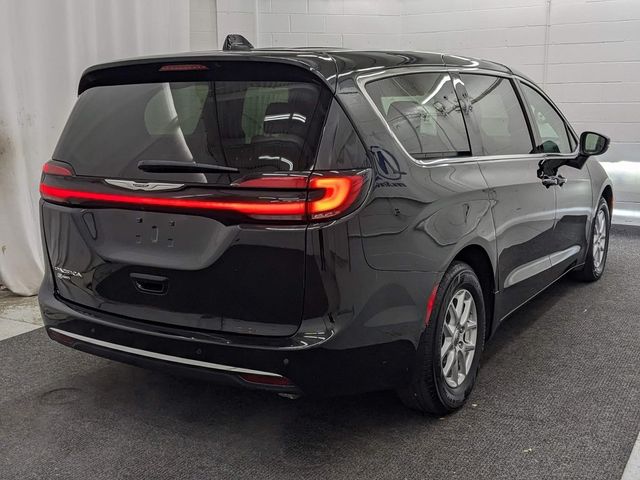 2023 Chrysler Pacifica Touring-L