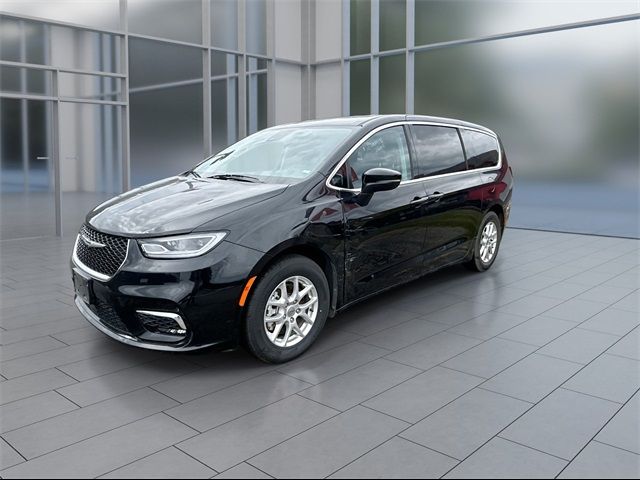 2023 Chrysler Pacifica Touring-L