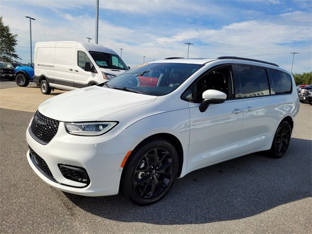 2023 Chrysler Pacifica Touring-L