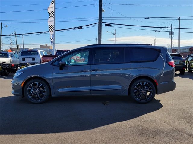 2023 Chrysler Pacifica Touring-L