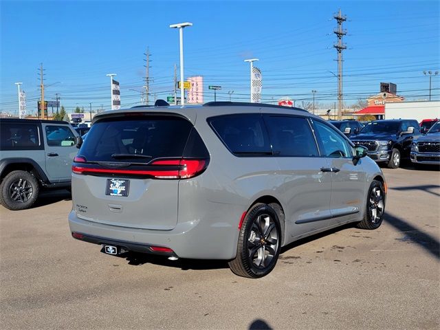 2023 Chrysler Pacifica Touring-L