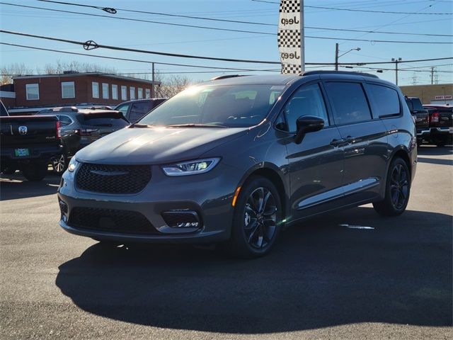 2023 Chrysler Pacifica Touring-L