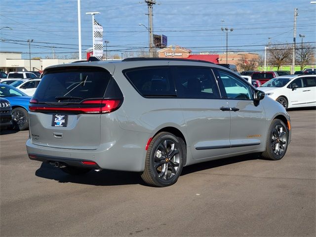 2023 Chrysler Pacifica Touring-L