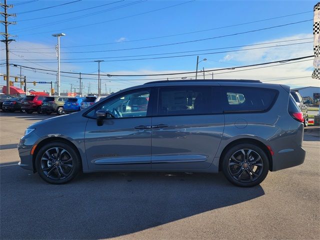 2023 Chrysler Pacifica Touring-L