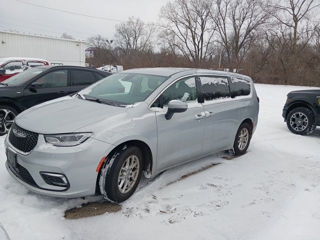 2023 Chrysler Pacifica Touring-L