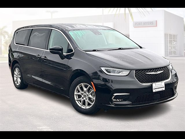 2023 Chrysler Pacifica Touring-L