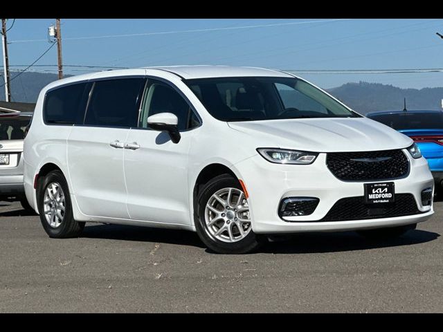2023 Chrysler Pacifica Touring-L