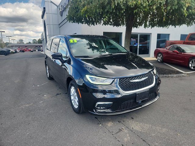 2023 Chrysler Pacifica Touring-L