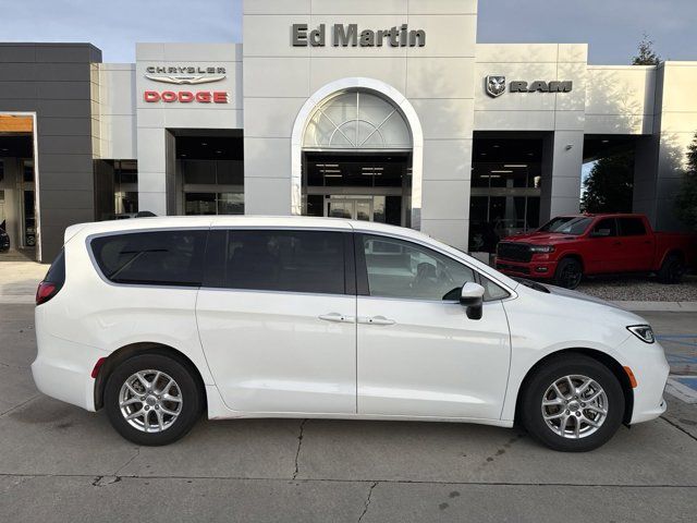 2023 Chrysler Pacifica Touring-L