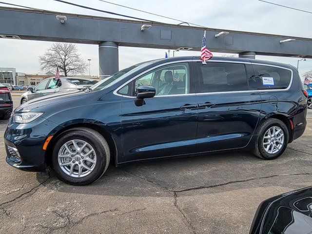 2023 Chrysler Pacifica Touring-L