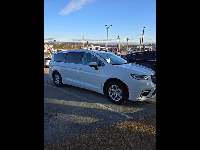 2023 Chrysler Pacifica Touring-L