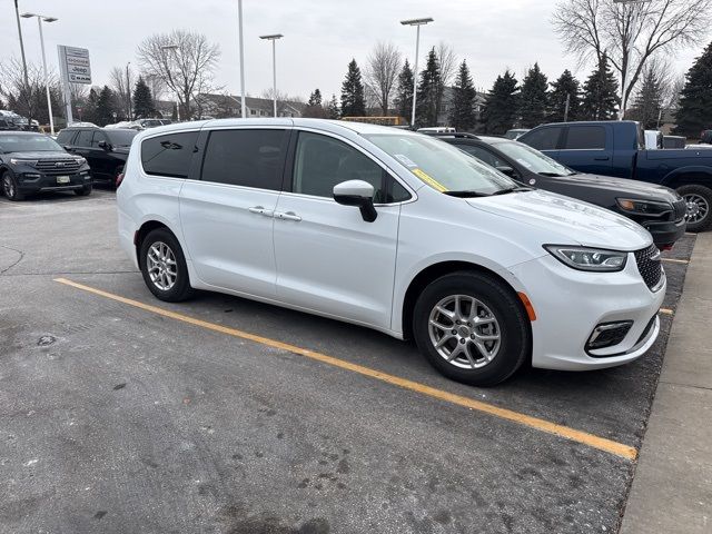 2023 Chrysler Pacifica Touring-L