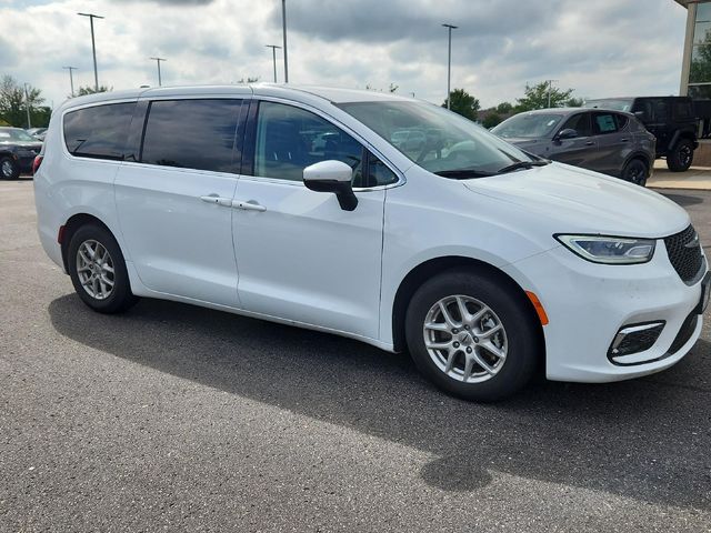 2023 Chrysler Pacifica Touring-L