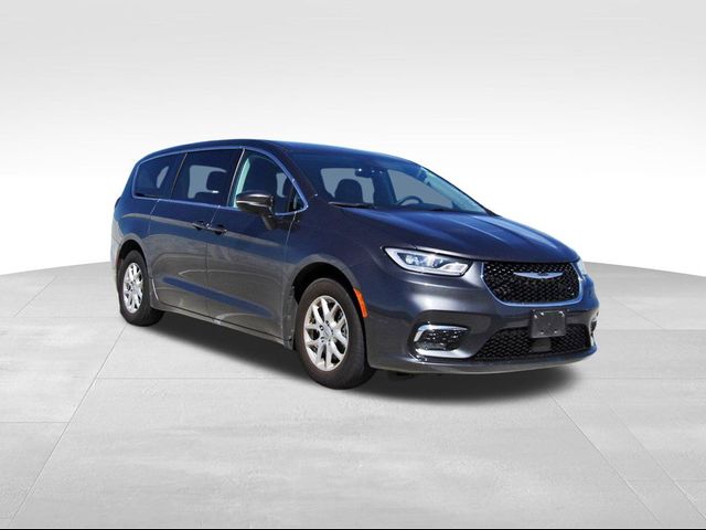 2023 Chrysler Pacifica Touring-L