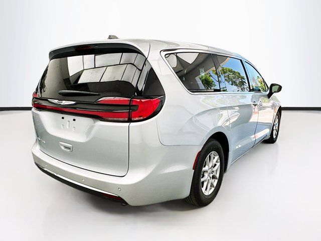 2023 Chrysler Pacifica Touring-L