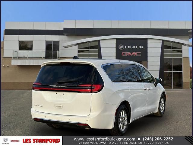 2023 Chrysler Pacifica Touring-L