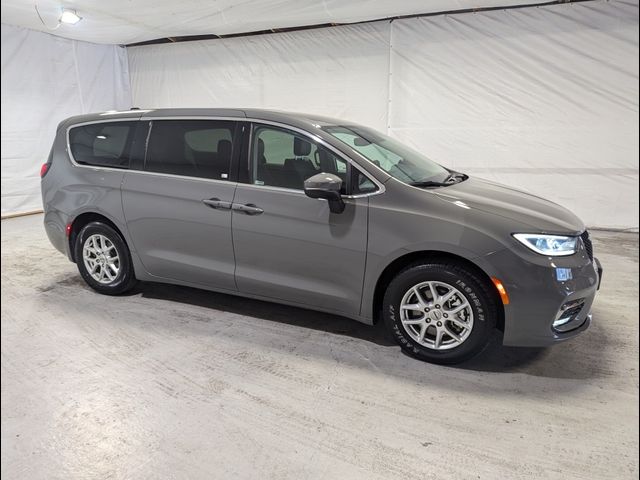 2023 Chrysler Pacifica Touring-L