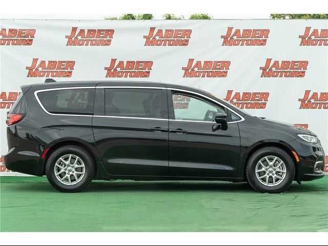 2023 Chrysler Pacifica Touring-L