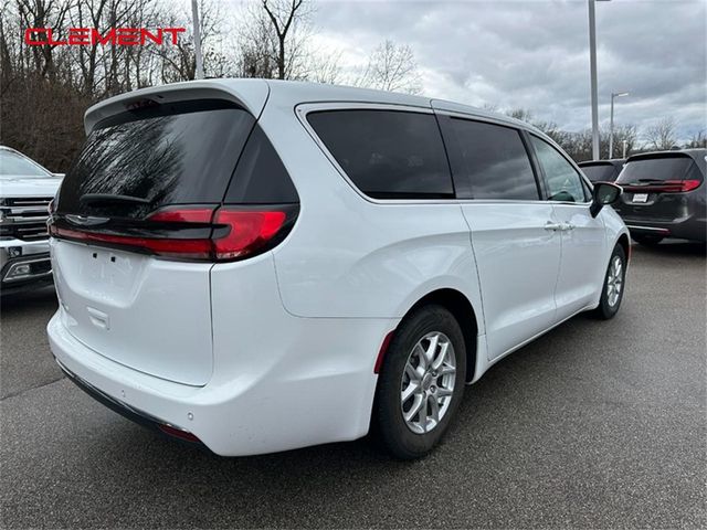 2023 Chrysler Pacifica Touring-L