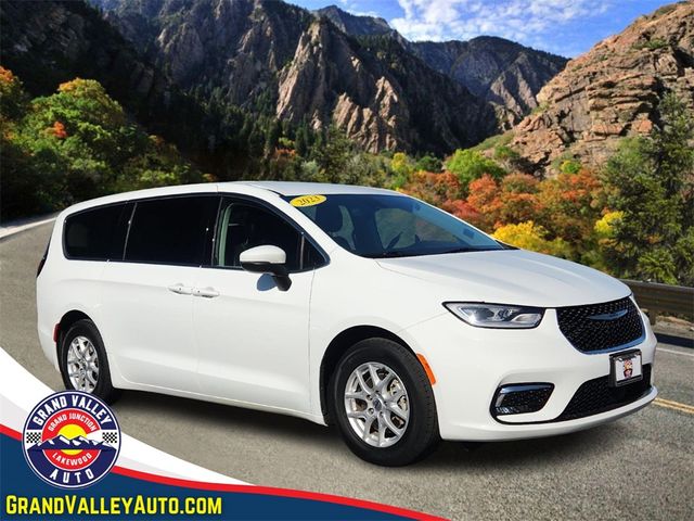 2023 Chrysler Pacifica Touring-L