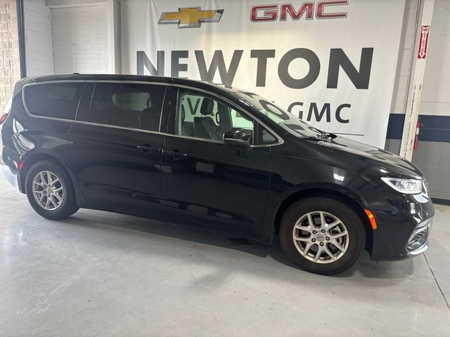 2023 Chrysler Pacifica Touring-L