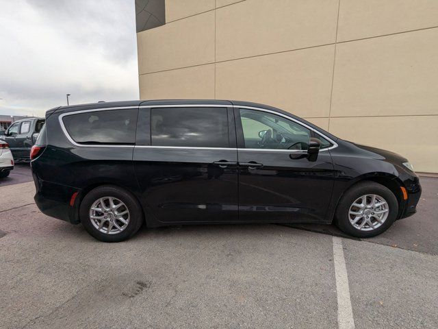 2023 Chrysler Pacifica Touring-L