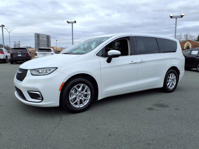 2023 Chrysler Pacifica Touring-L