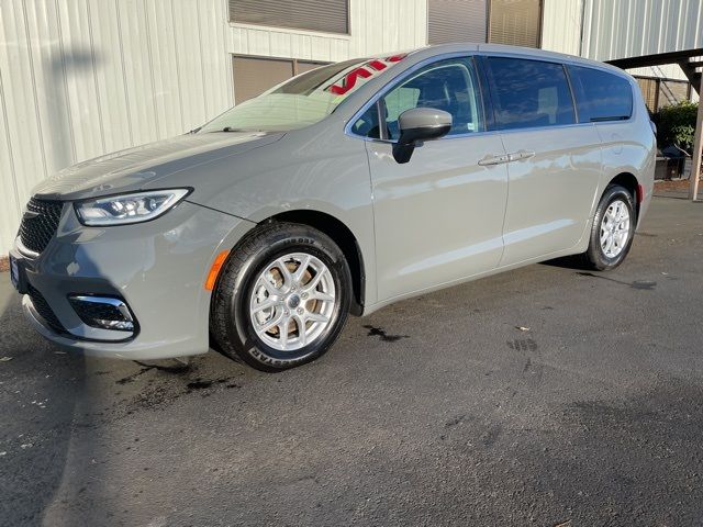 2023 Chrysler Pacifica Touring-L