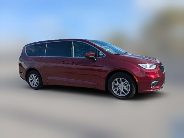 2023 Chrysler Pacifica Touring-L