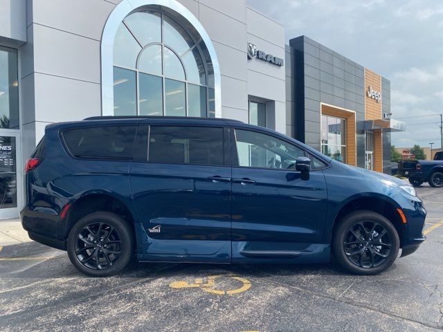 2023 Chrysler Pacifica Touring-L