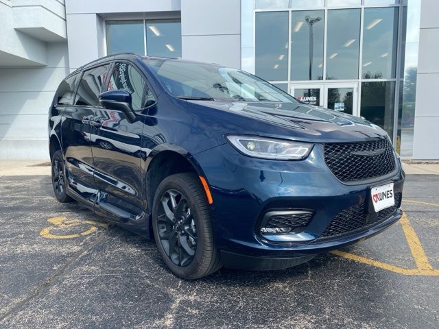 2023 Chrysler Pacifica Touring-L