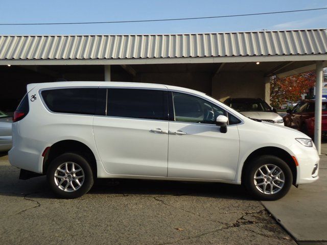 2023 Chrysler Pacifica Touring-L