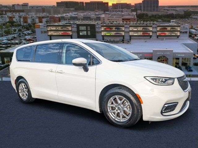 2023 Chrysler Pacifica Touring-L