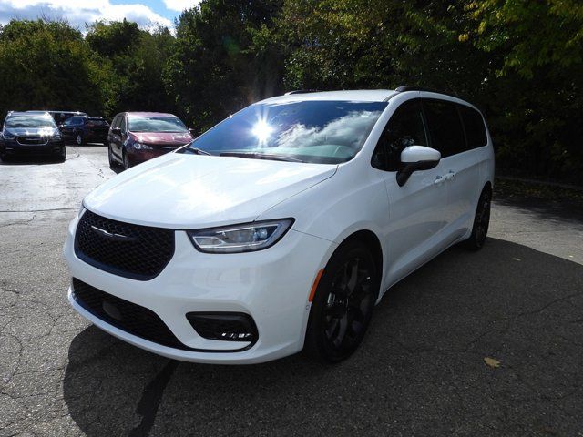 2023 Chrysler Pacifica Touring-L