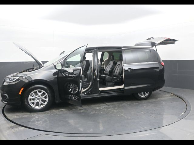 2023 Chrysler Pacifica Touring-L