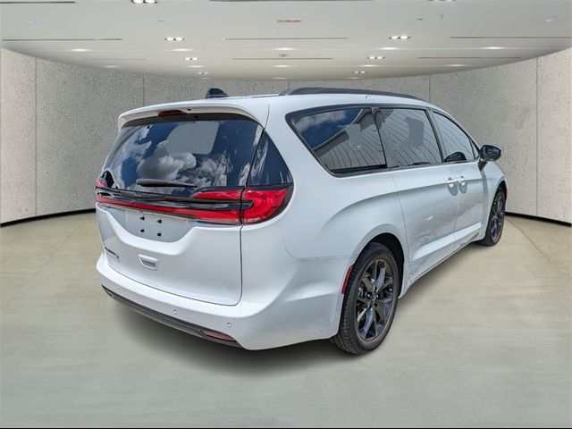 2023 Chrysler Pacifica Touring-L