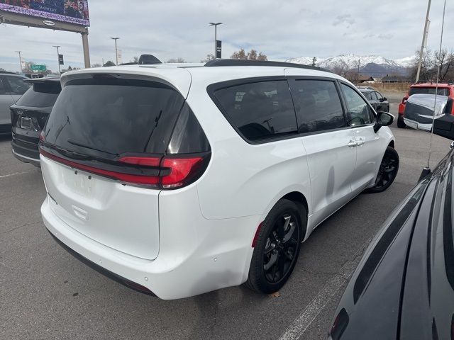 2023 Chrysler Pacifica Touring-L