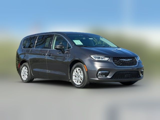 2023 Chrysler Pacifica Touring-L