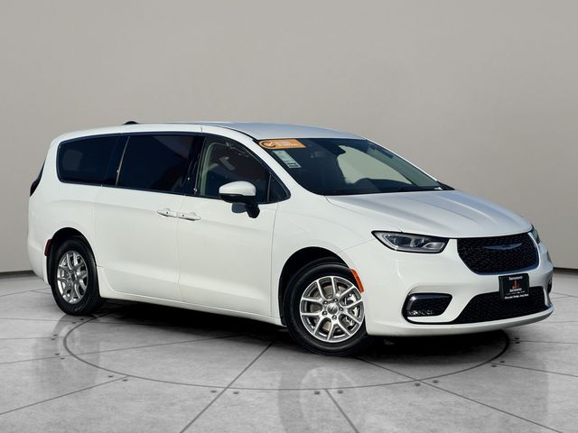 2023 Chrysler Pacifica Touring-L