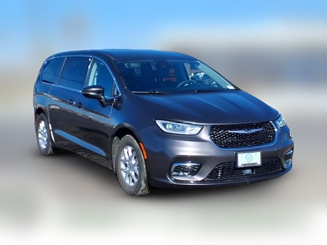 2023 Chrysler Pacifica Touring-L