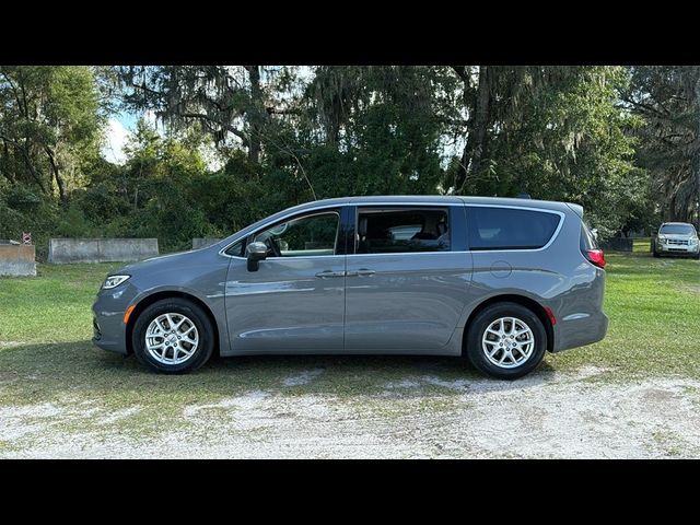 2023 Chrysler Pacifica Touring-L