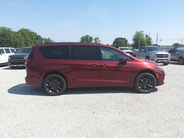 2023 Chrysler Pacifica Touring-L