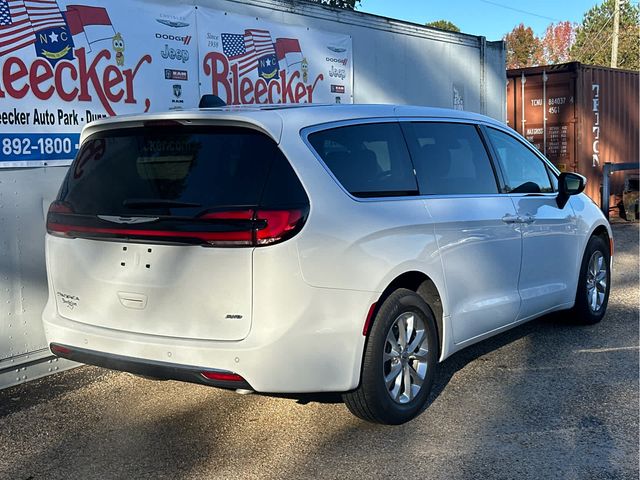 2023 Chrysler Pacifica Touring-L