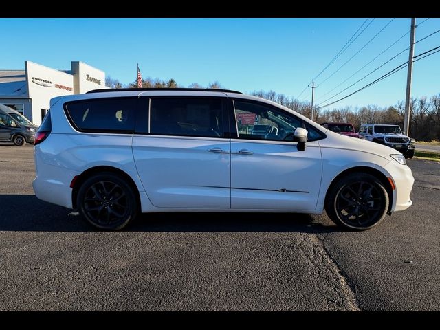 2023 Chrysler Pacifica Touring-L