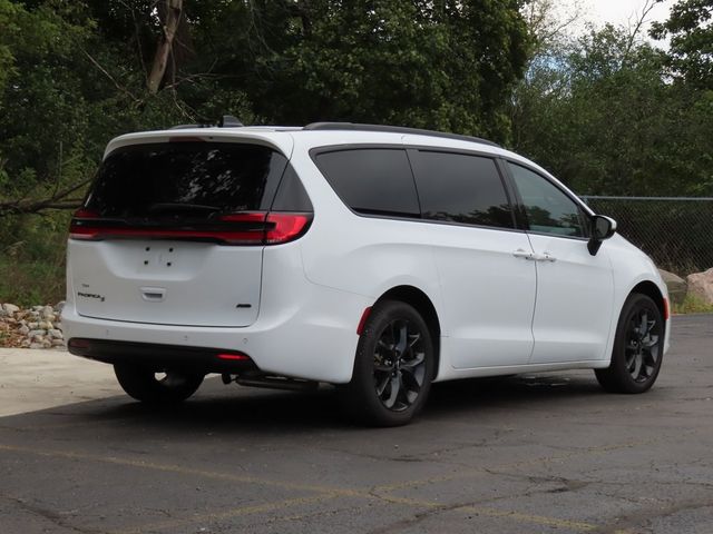 2023 Chrysler Pacifica Touring-L