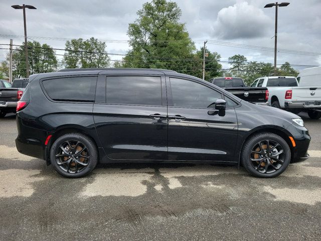 2023 Chrysler Pacifica Touring-L