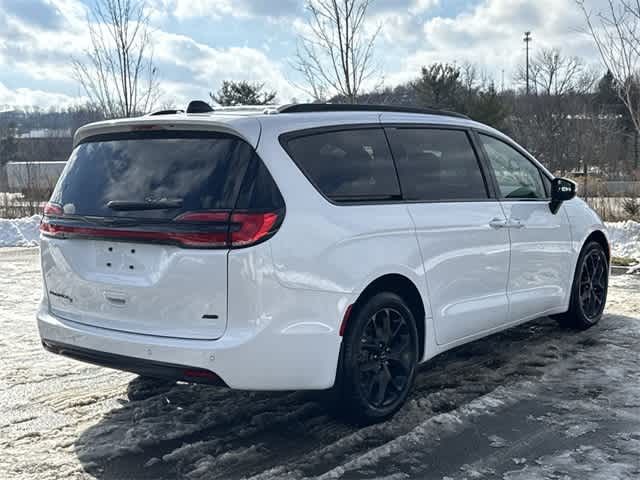 2023 Chrysler Pacifica Touring-L