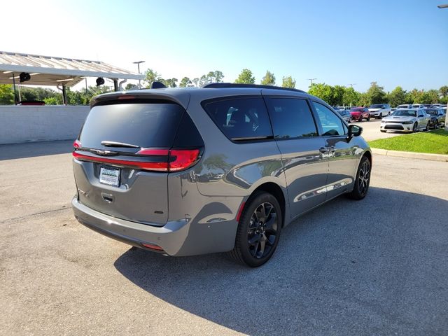 2023 Chrysler Pacifica Touring-L