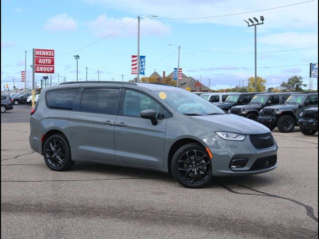 2023 Chrysler Pacifica Touring-L