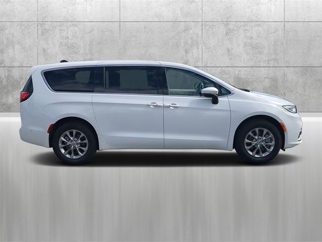 2023 Chrysler Pacifica Touring-L